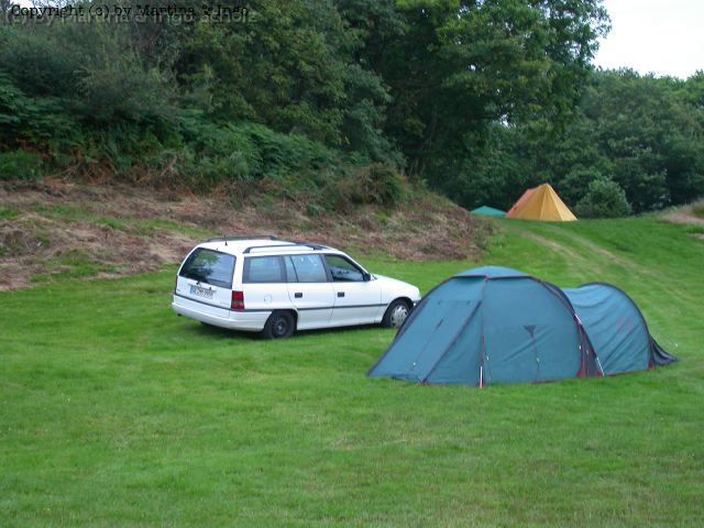 dscn0077.jpg - Die absch�ssige Lage des Campingplatzes sorgte f�r eine einseitige Nutzung der Zeltfl�che. Morgens fanden wir uns in einer Ecke des Zeltes wieder.